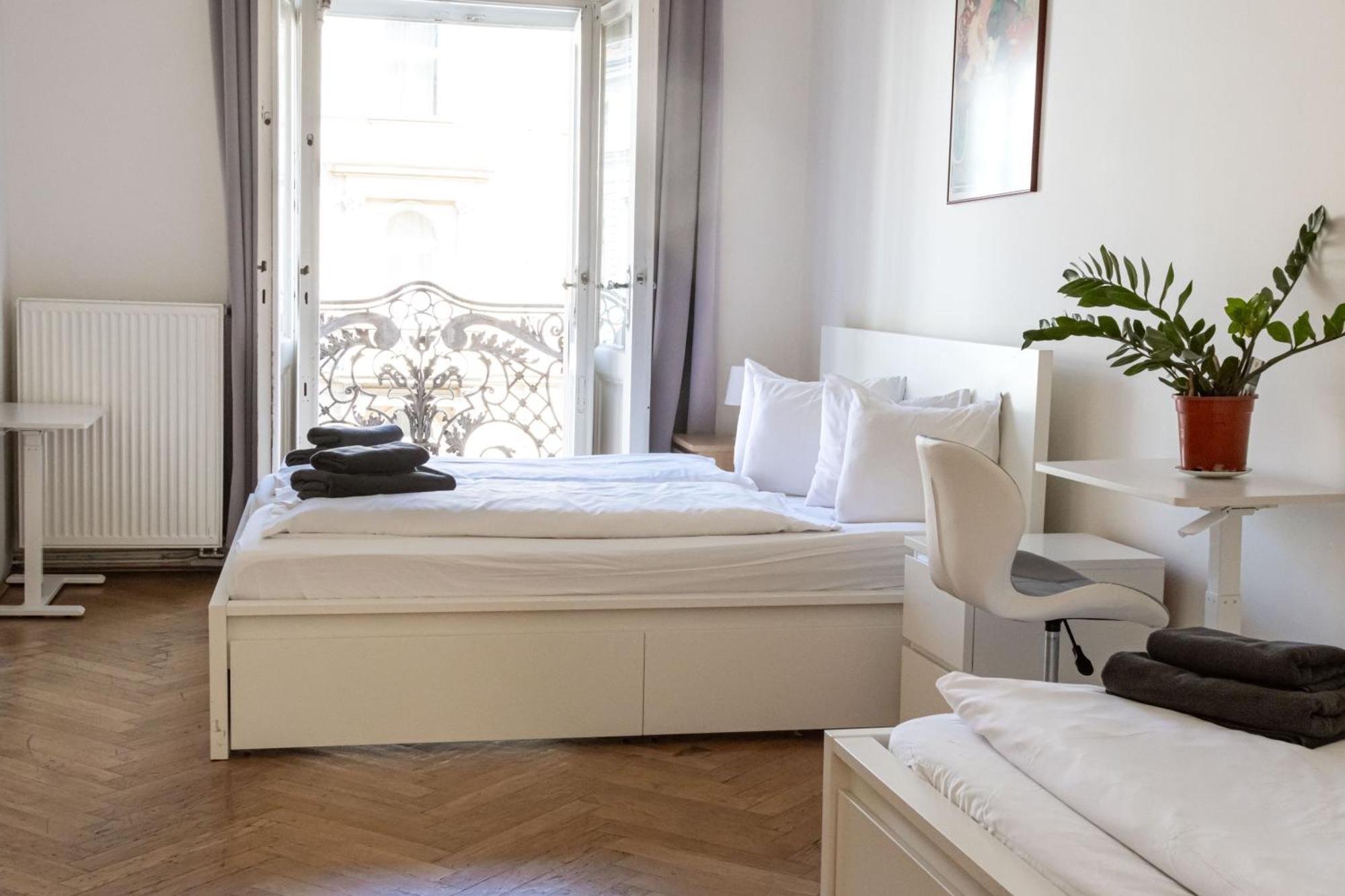 Apartments In Mala Strana - 10 Minutes From Charles Bridge Prague Exterior photo