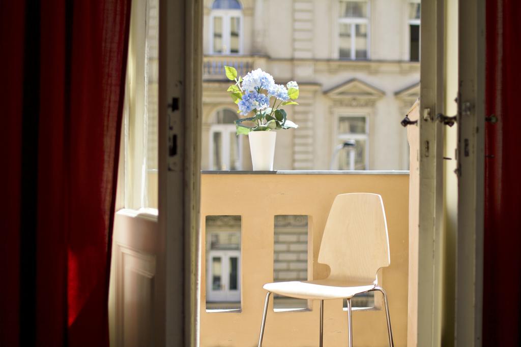 Apartments In Mala Strana - 10 Minutes From Charles Bridge Prague Room photo